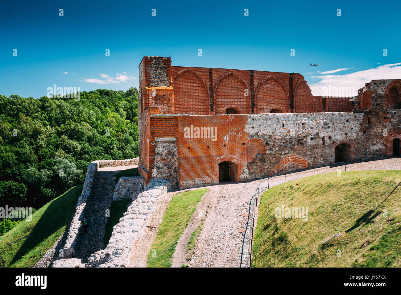 En Vilnius, Lituania. Los restos de la Torre del Homenaje del castillo superior en la colina de Gediminas en día de verano. Sitio de Patrimonio Mundial de la UNESCO Foto de stock