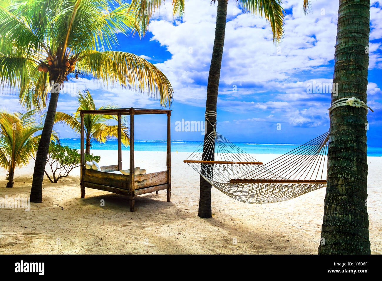Relajantes vacaciones tropicales. sillas de playa bajo las palmeras. Isla Mauricio Foto de stock
