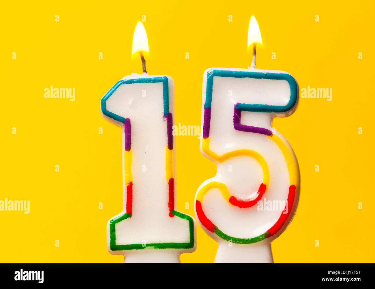 Celebración del Cumpleaños Número 15 vela contra un fondo de color amarillo  brillante Fotografía de stock - Alamy