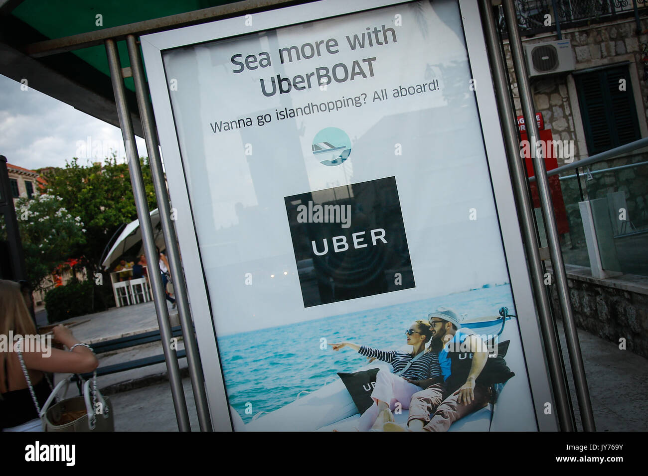 Un abri en parada de autobús en el casco antiguo de Dubrovnik es visto publicidad UberBOAT un servicio usando el popular Uber app que permite que las personas compartan un Fotografía