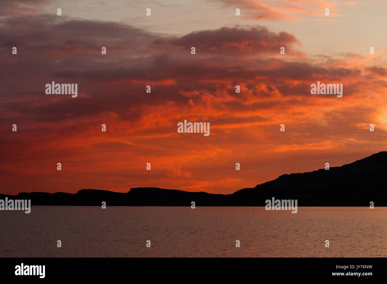 Puesta de sol en el mar desde la isla de Mull en las Islas Hébridas, Escocia Foto de stock