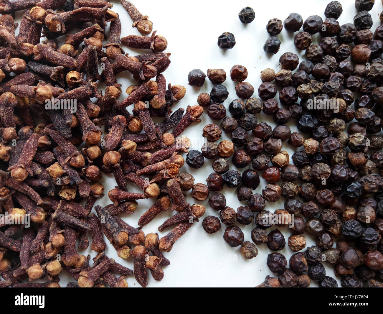 Los granos de pimienta y clavo Foto de stock