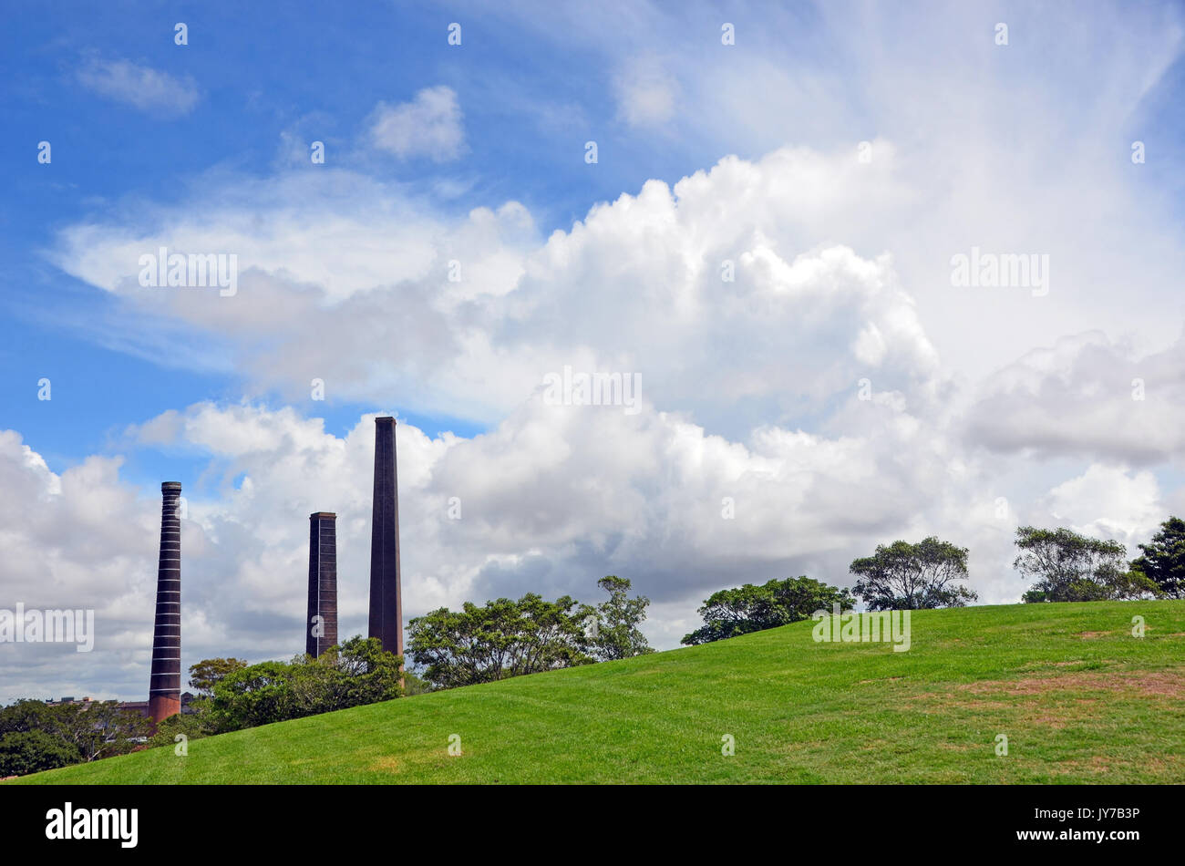 El cielo lleno de nubes azul dramático a través de la histórica Bedford abandonadas obras de ladrillo chimeneas en Sydney Park, St Peters, NSW, Australia Foto de stock