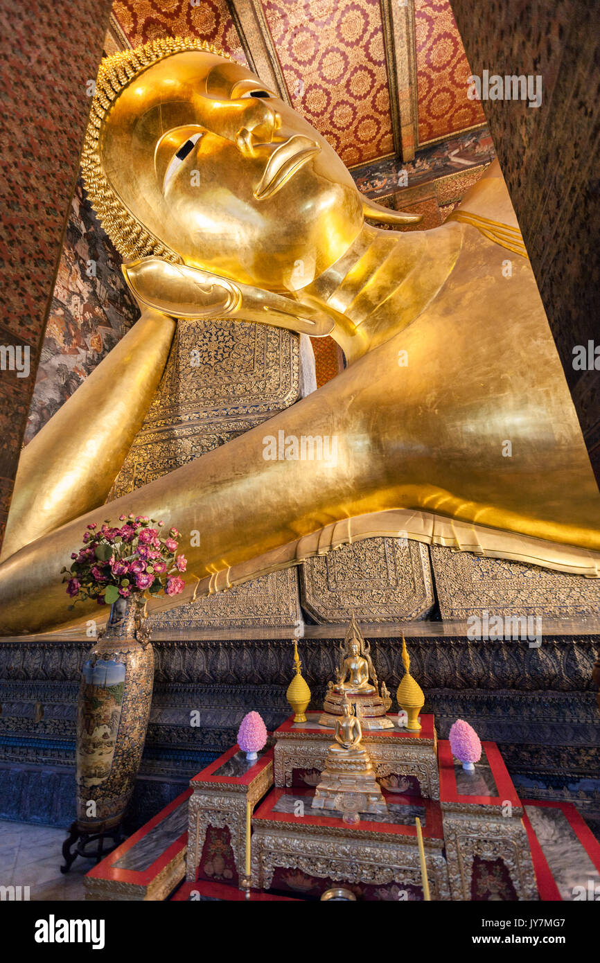 Saiyas Phra Buda, el Buda reclinado, el templo Wat Pho, en Bangkok, Tailandia Foto de stock