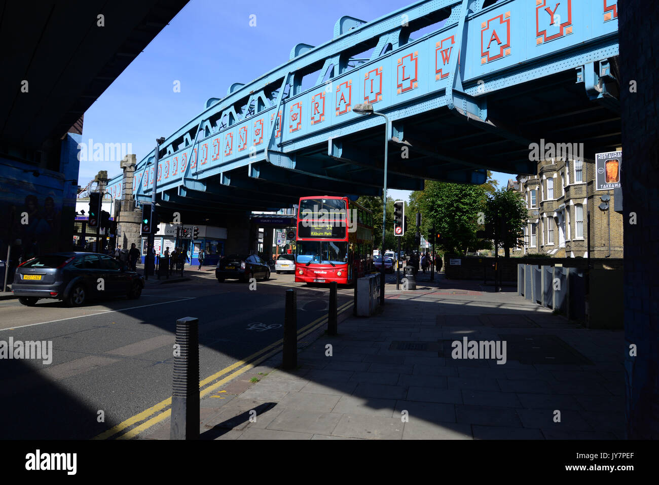 Reino Unido, Londres, Kilburn, línea metropolitana, Puente de la estación  de metro Kilburn Fotografía de stock - Alamy