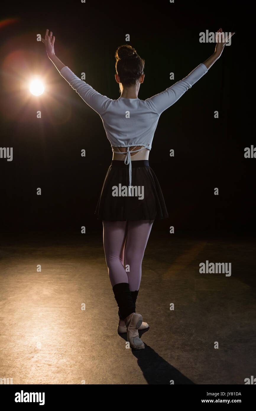 Vista trasera de la bailarina practicando el ballet de danza en el escenario Foto de stock