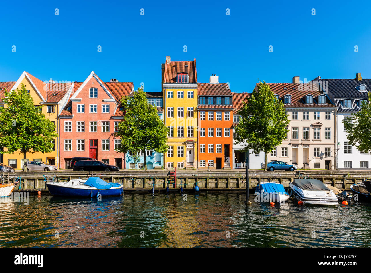 Coloridas casas junto al canal en Copenhague, Dinamarca Foto de stock
