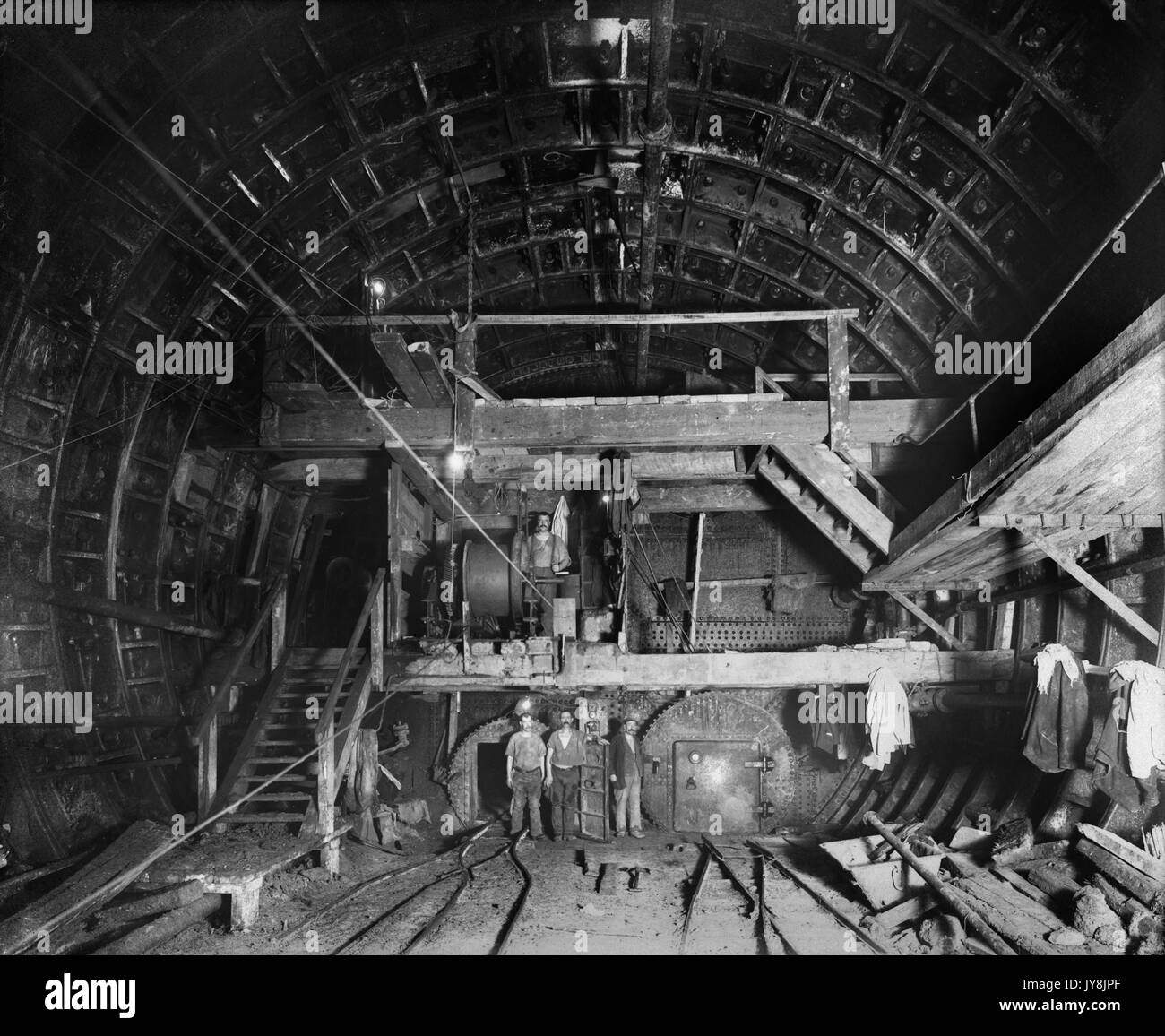 Túnel de Rotherhithe, Shadwell, Londres. Una vista del tablero desde el interior durante la construcción. Uno de una serie de fotos que documentan los trabajos en la carretera túnel bajo el río Támesis (1904-08), ésta tomada en 1906. Foto de stock