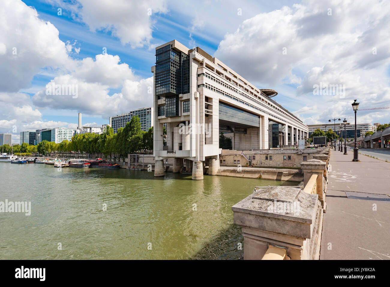 Ministerio de Finanzas de Bercy en París en un día soleado Foto de stock