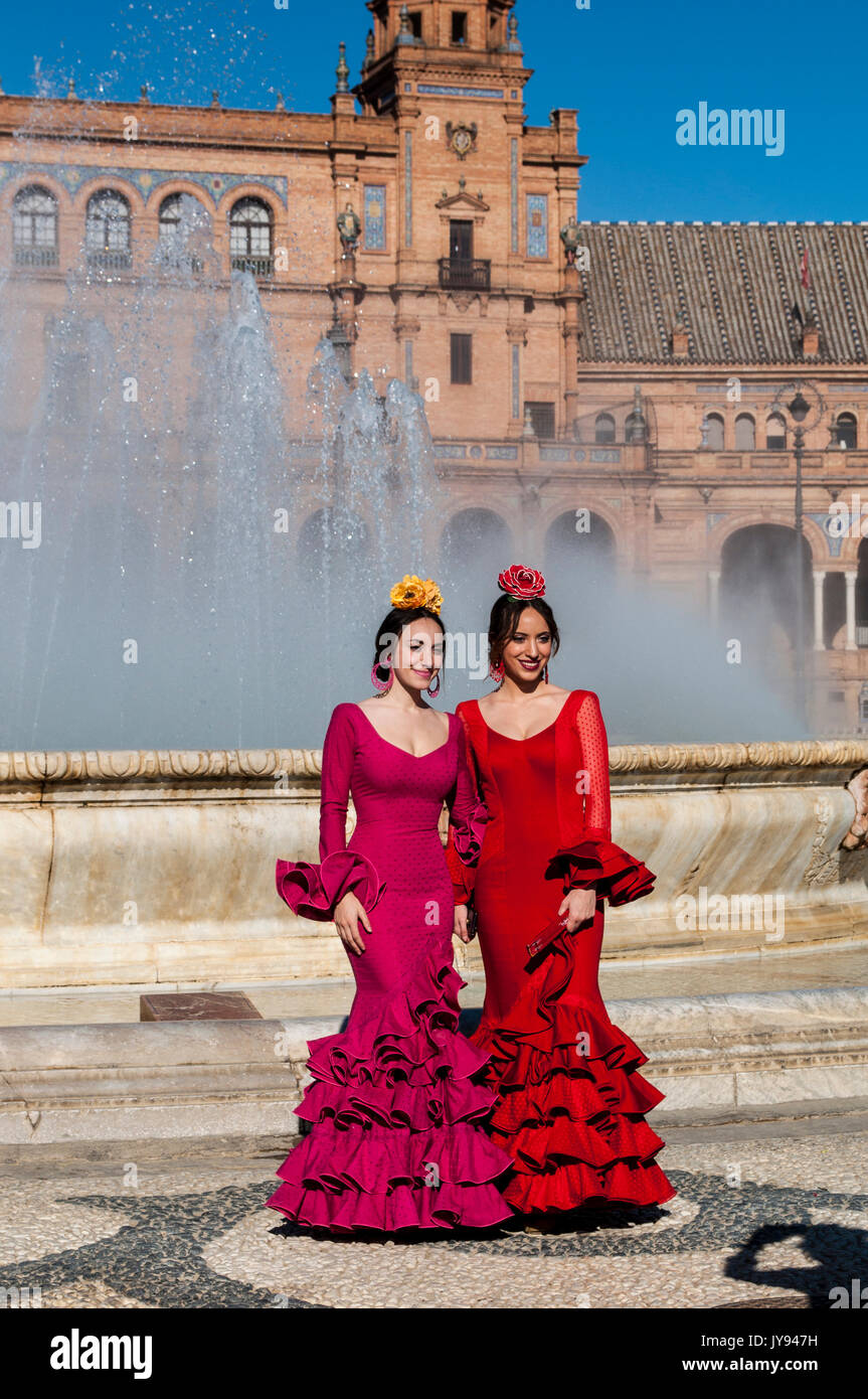 España: las niñas de Sevilla en trajes típicos en la Plaza de España, la  plaza más famosa de la ciudad, listos para la Feria de Sevilla (Feria de  Abril Fotografía de stock -