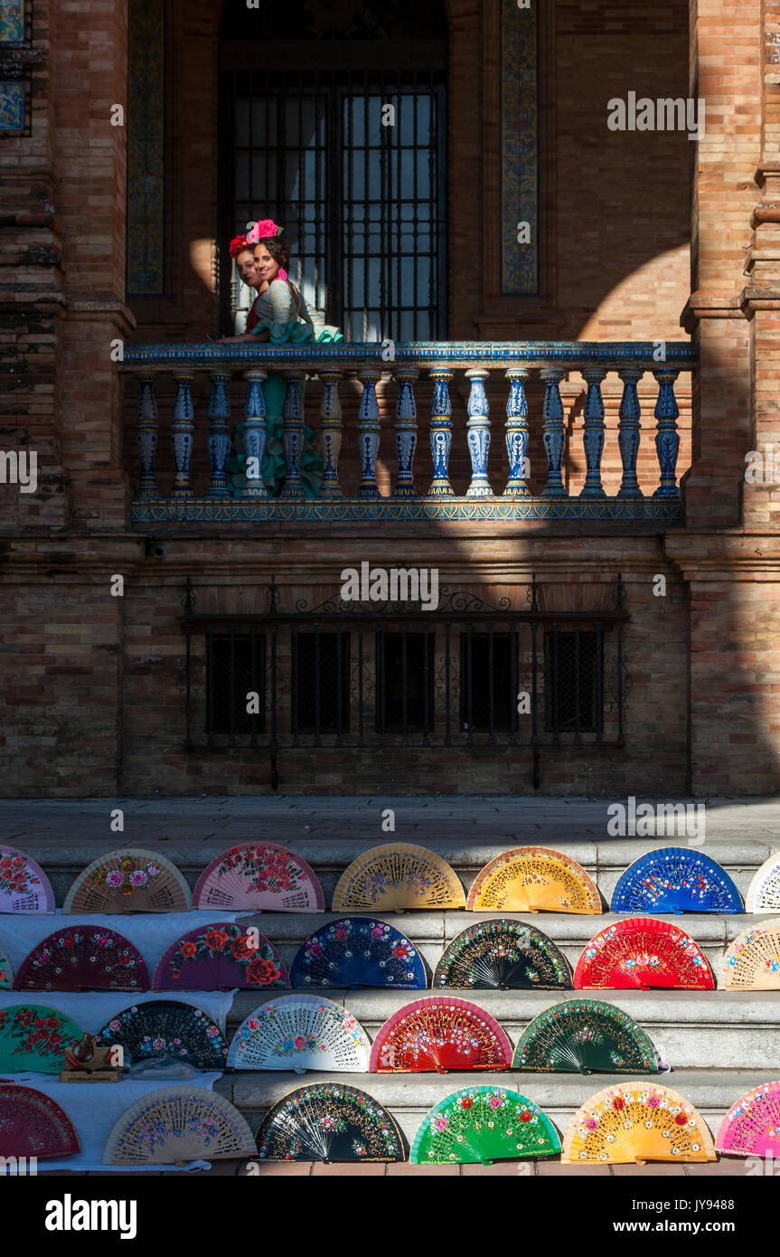 Visualización de colorido colorido flamenco abanicos españoles intercalados  con rosas blancas y rojas en Córdoba, España Fotografía de stock - Alamy