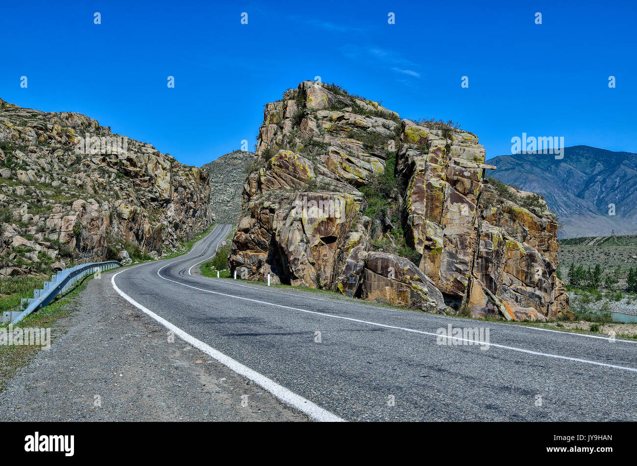 Paisaje de montaña - camino pavimentado en coloridas rocas de Altai. Tracto Chuysky - uno de los más bellos paisajes escénicos en Rusia Foto de stock