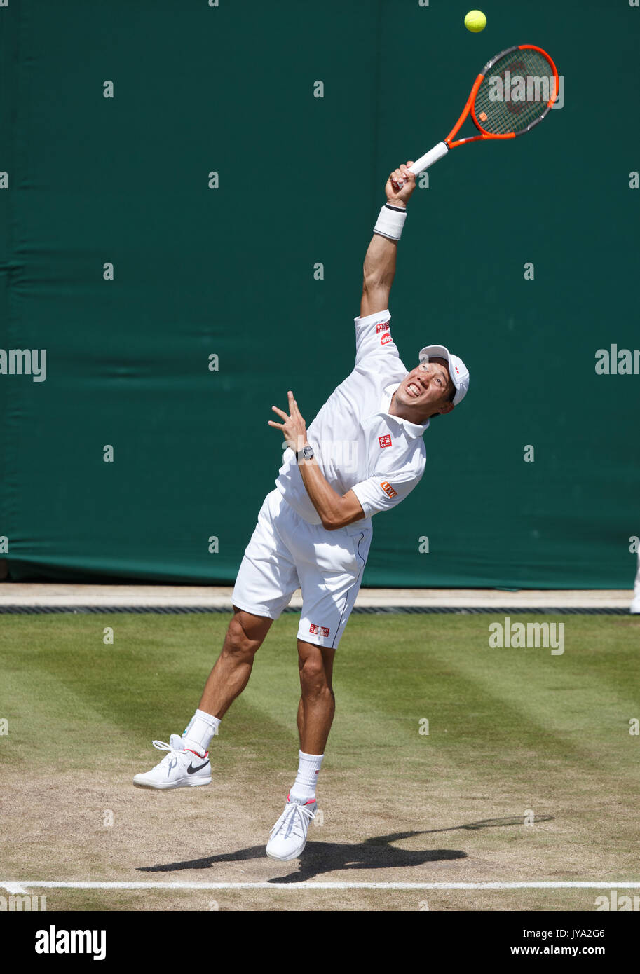 Kei Nishikori en acción en Wimbledon, Londres, Inglaterra, Reino Unido. Foto de stock