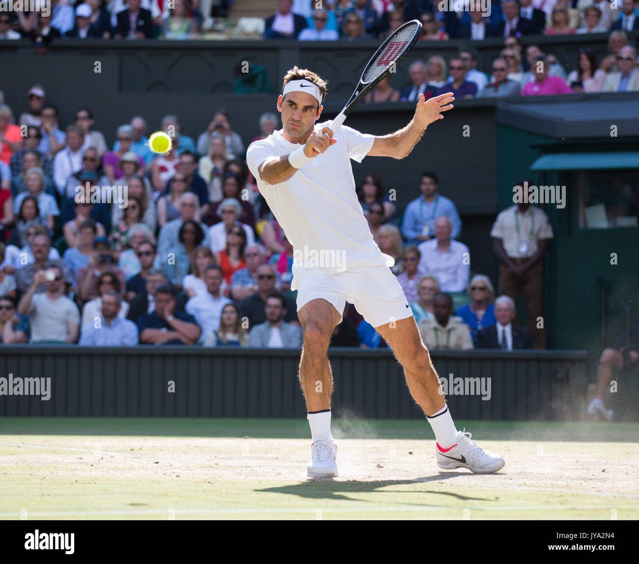 ROGER FEDERER en acción en Wimbledon . Foto de stock