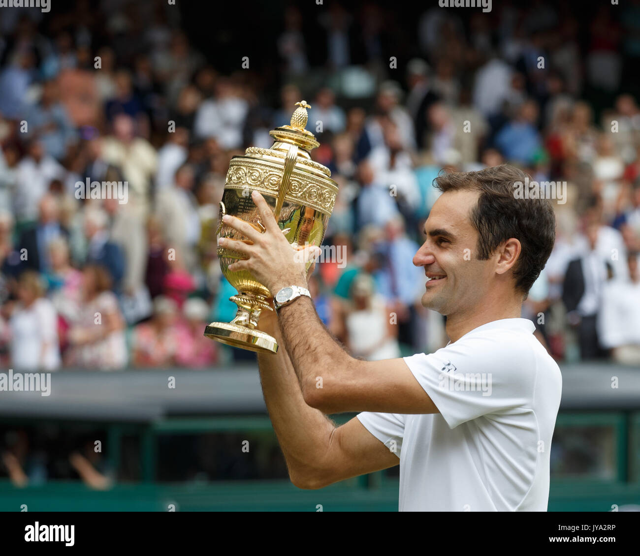 Roger Federer sosteniendo el trofeo tras ganar el partido final de hombres solteros en Campeonatos de Tenis de Wimbledon 2017, Londres Foto de stock
