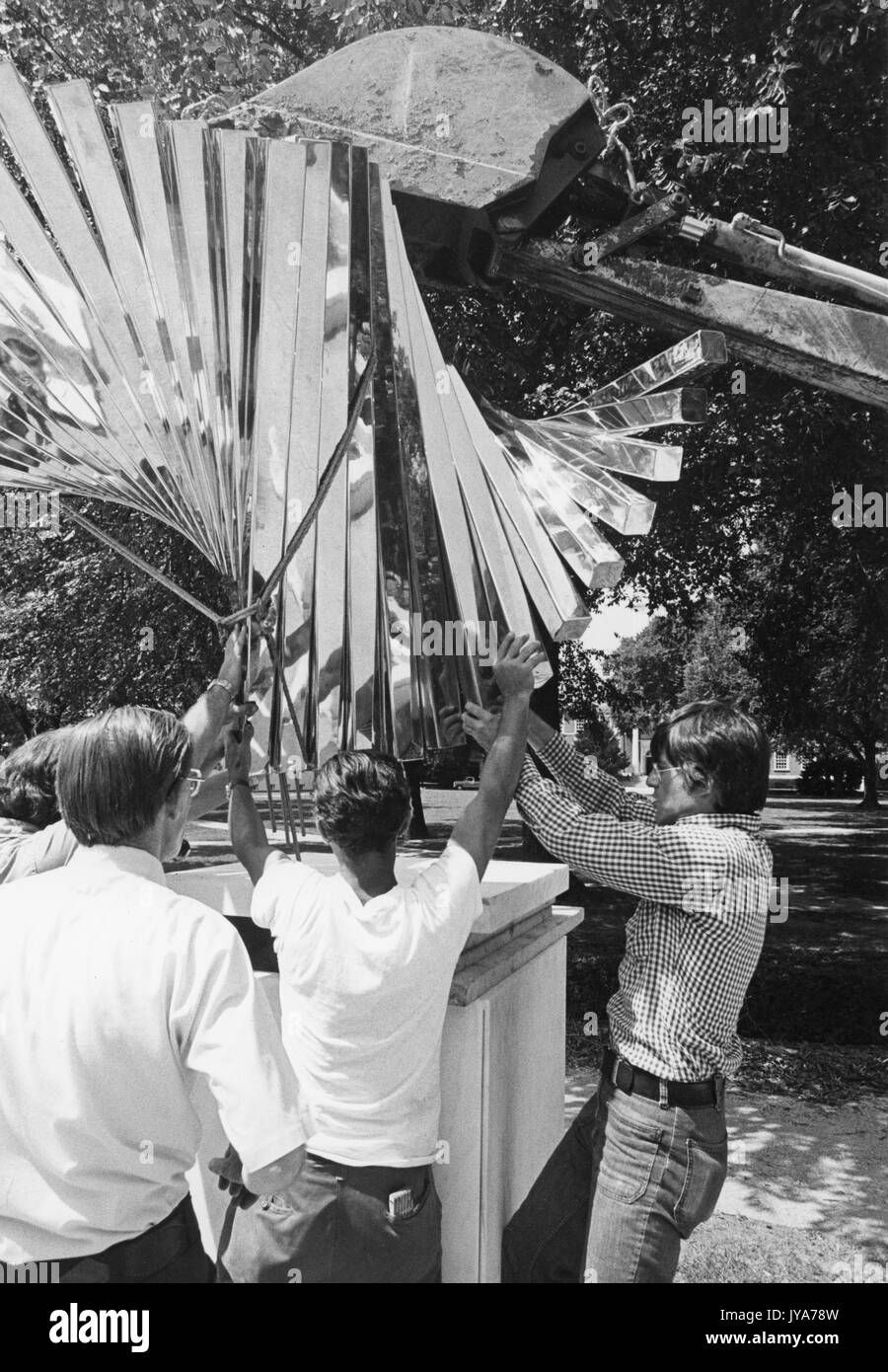 Construcción de la escultura centenario, creada por el escultor David Brown para conmemorar el centenario de la fundación de la Universidad Johns Hopkins en el campus de Homewood de la Universidad de Baltimore, Maryland. 1976. Foto de stock