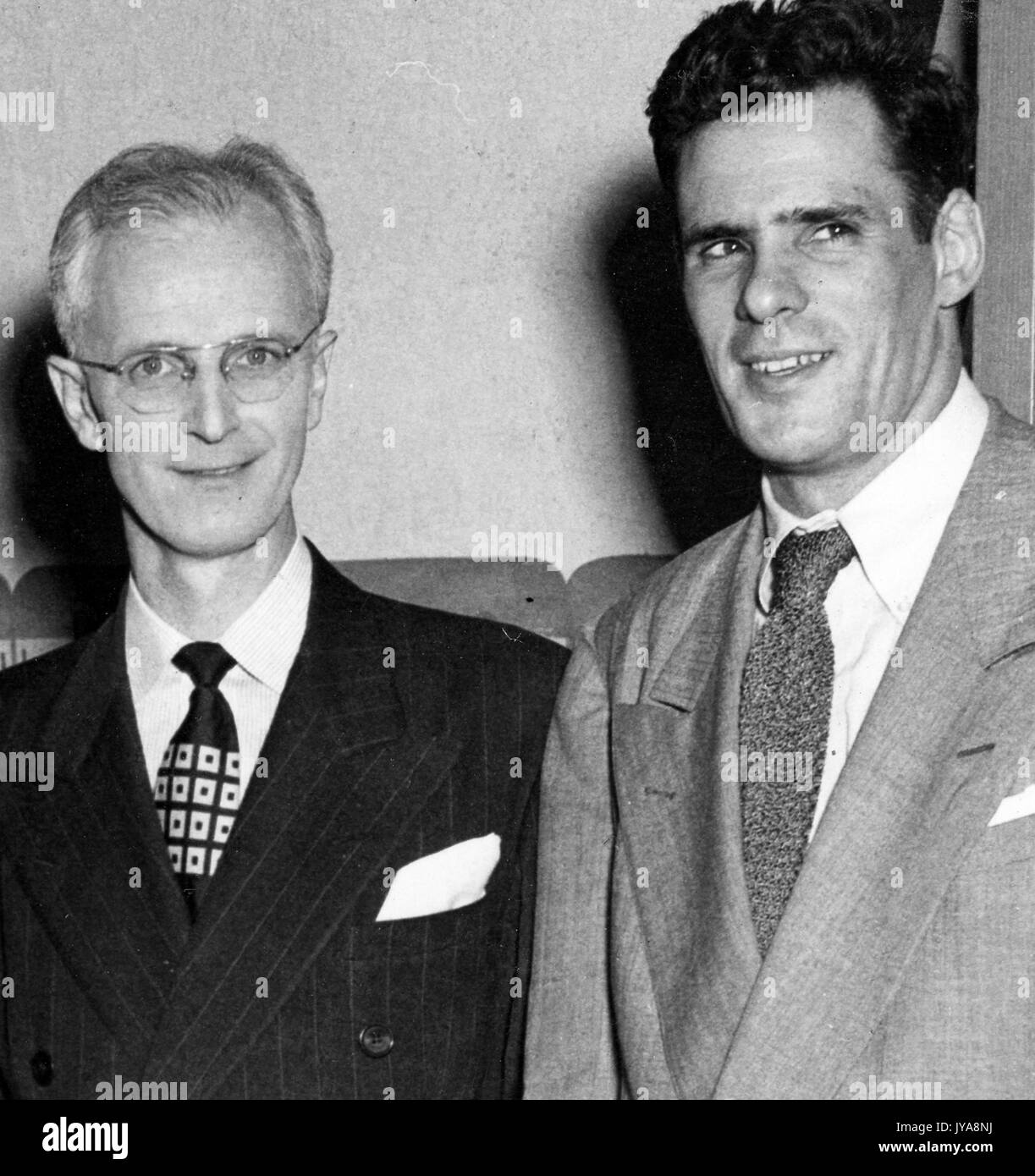 Presentador de televisión americana Lynn Poole (izquierda) de pie con el productor y director de la Universidad Johns Hopkins science review show televisivo, Anthony farrar (derecha), de 1951. Foto de stock