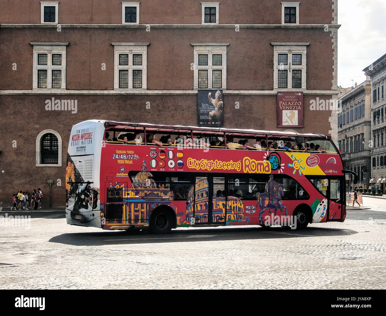 ROMA, ITALIA - 01 DE AGOSTO de 2015: Autobús turístico de la ciudad Foto de stock