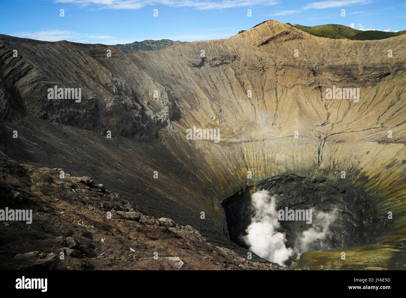 En el interior del cráter del volcán activo, el Monte Bromo con humo saliendo en el Tengger Semeru National Park en Java Oriental, Indonesia. Foto de stock
