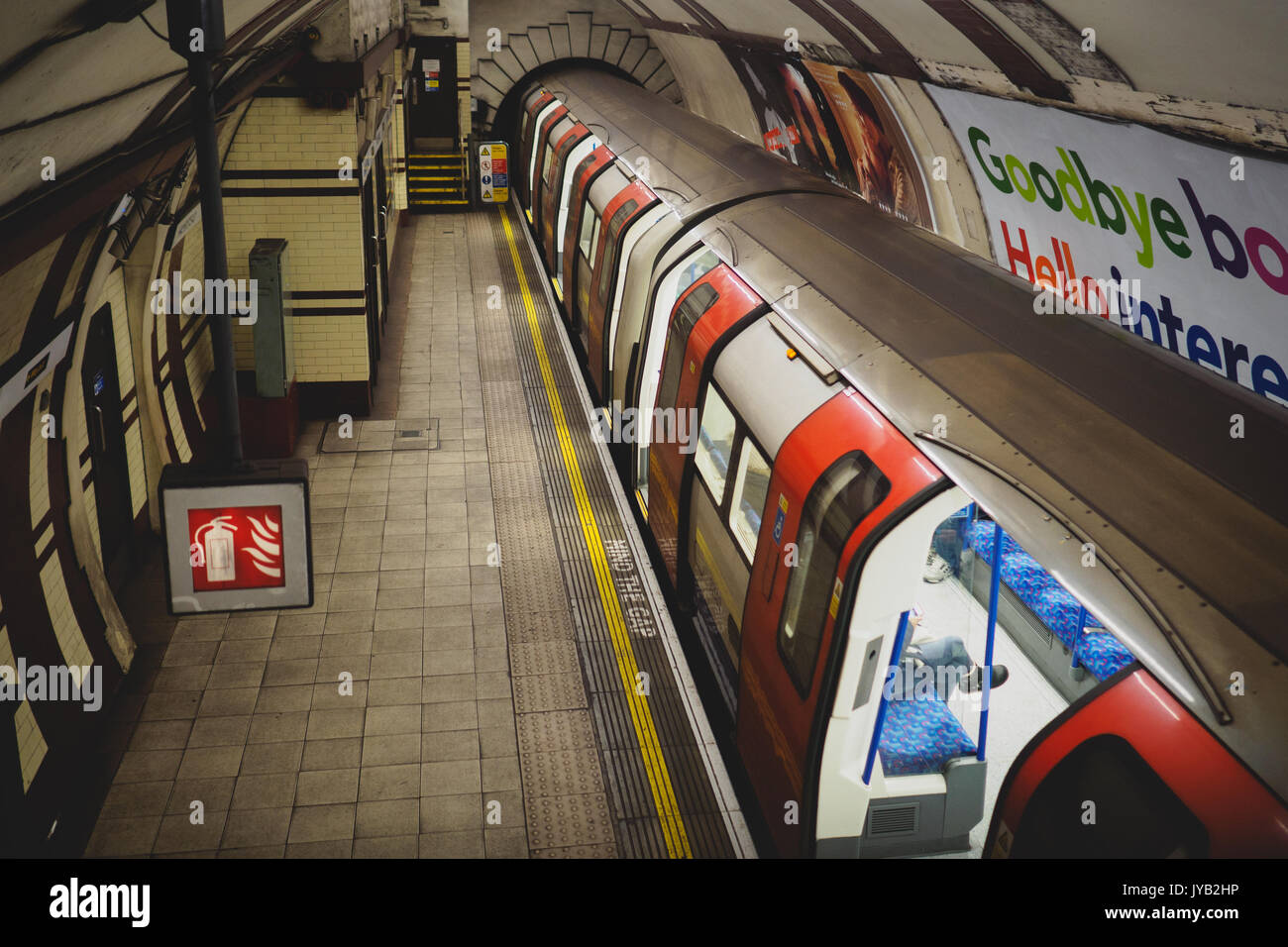 Vacía la plataforma del metro de Londres. Londres, 2017. El formato horizontal. Foto de stock
