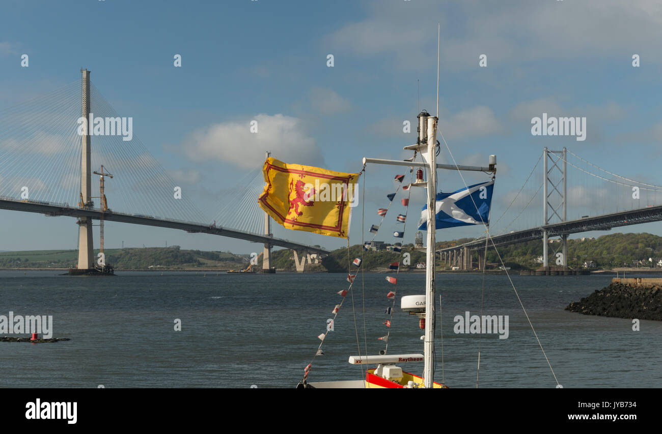 Banderas escocesa en frente de carretera icónico de puentes sobre el río Forth, Escocia, Reino Unido Foto de stock