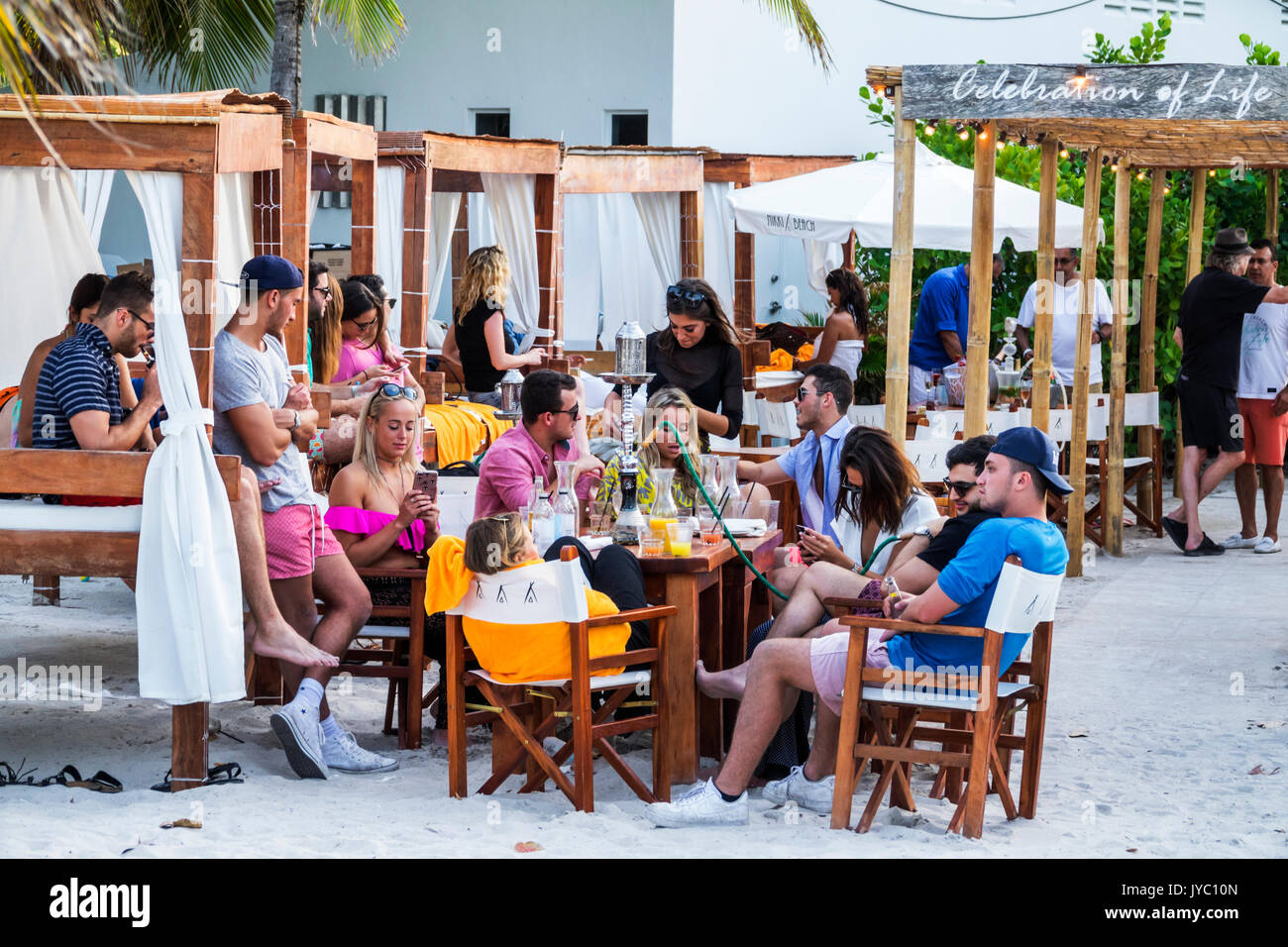 Miami Beach Florida, Nikki Beach, club de playa de lujo, arena, al aire libre, adultos jóvenes, FL170430063 Foto de stock
