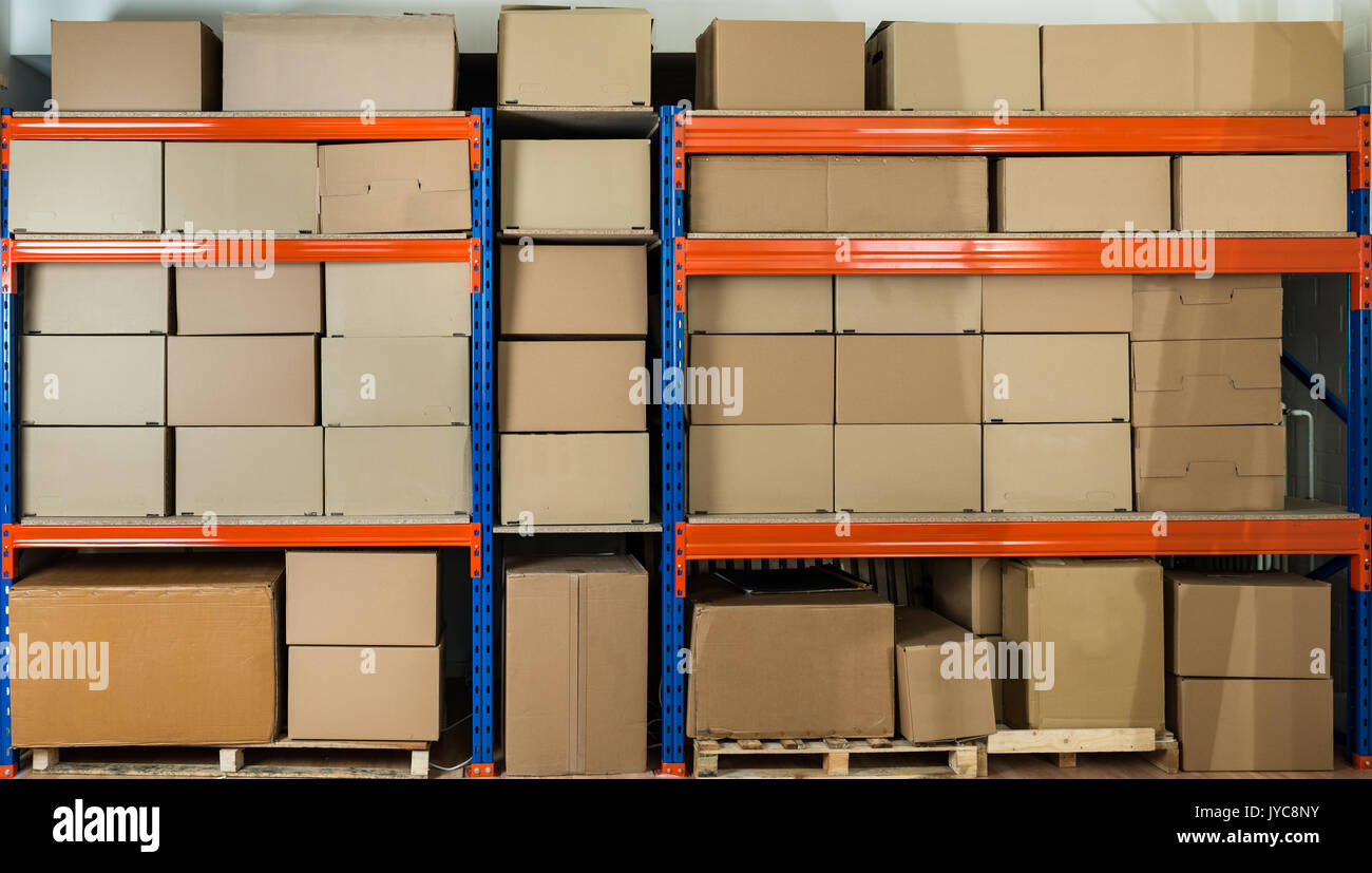 Cajas de cartón en estanterías en el almacén de distribución Fotografía