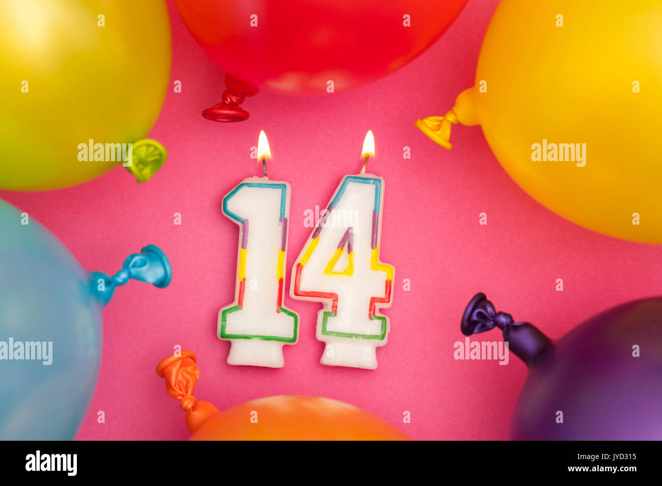 Feliz cumpleaños número 14 Celebración vela con globos de colores  Fotografía de stock - Alamy