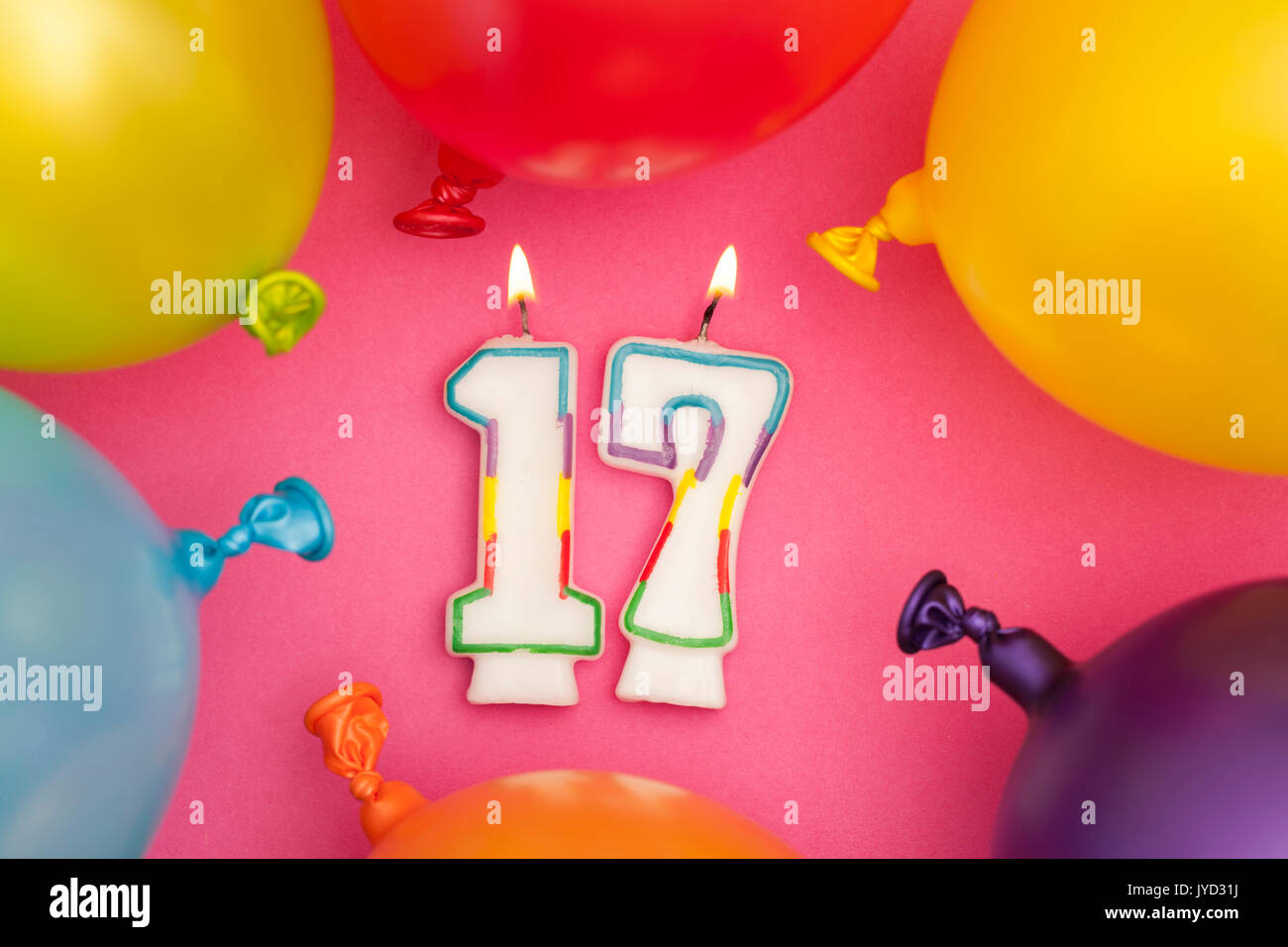 Feliz cumpleaños número 17 Celebración vela con globos de colores  Fotografía de stock - Alamy