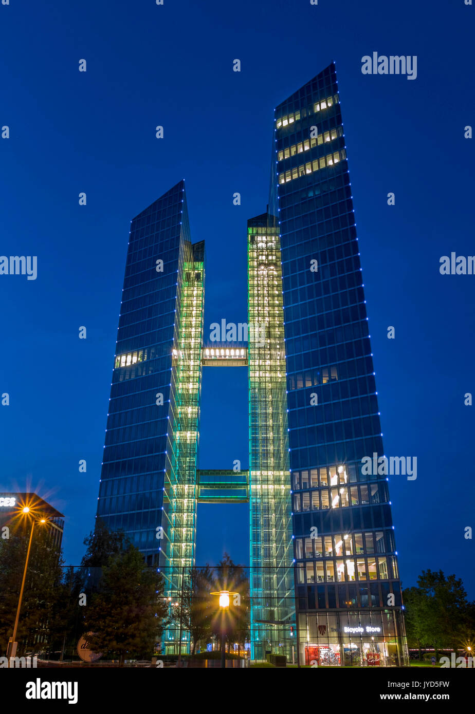 Highlight Towers en la noche, Munich, Baviera, Alemania, Europa Foto de stock