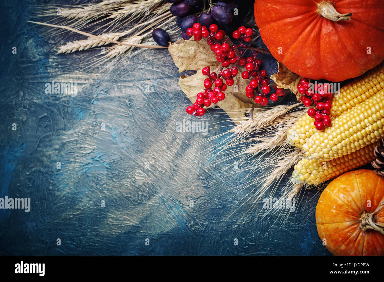 La tabla, decorados con frutas y verduras. Festival de la cosecha,Feliz Día de Acción de Gracias. Foto de stock