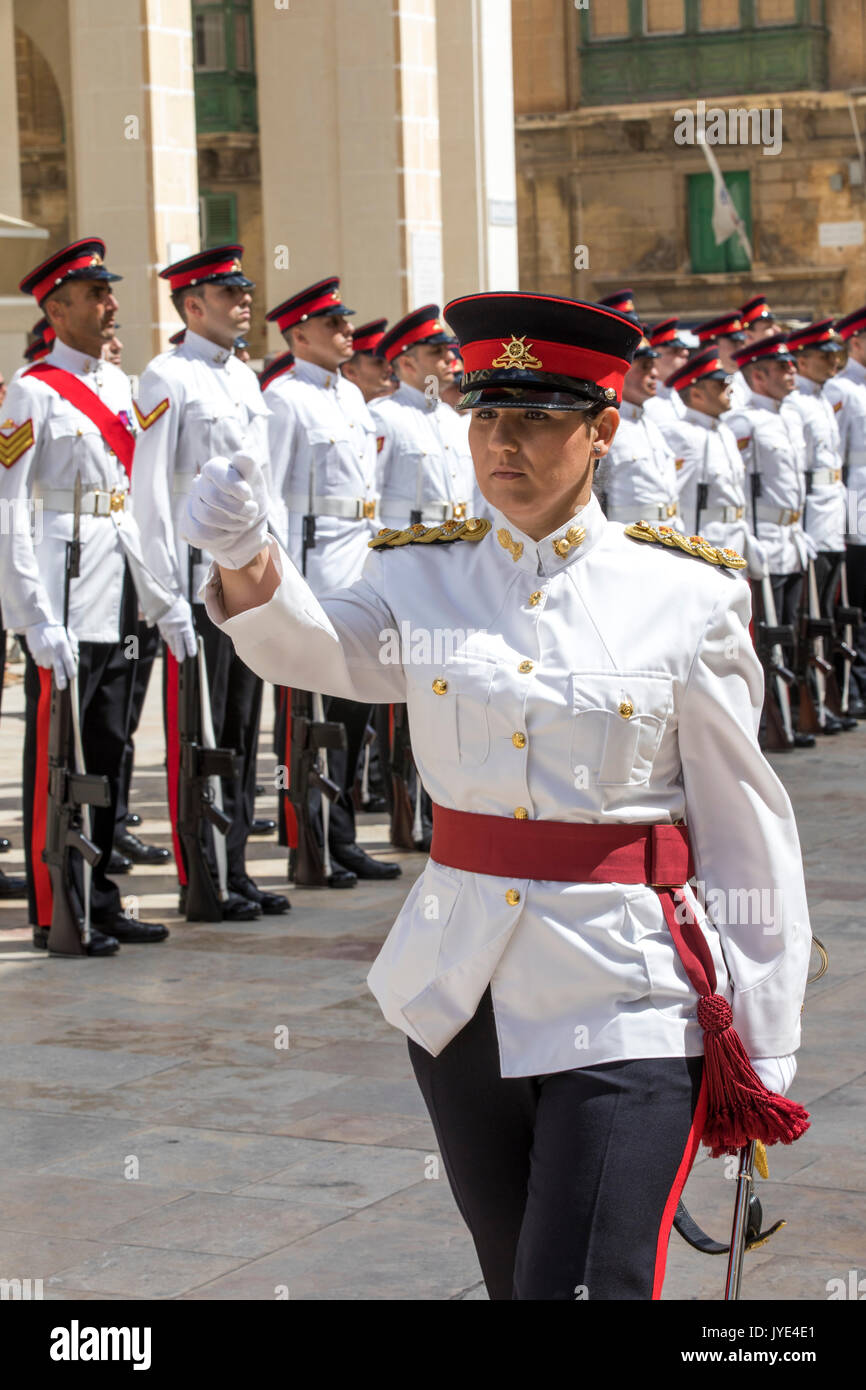 Desfile de malta del ejército, las Fuerzas Armadas de Malta, en desfile uniforme, en el casco antiguo de la ciudad de La Valetta, en la Calle República, Foto de stock