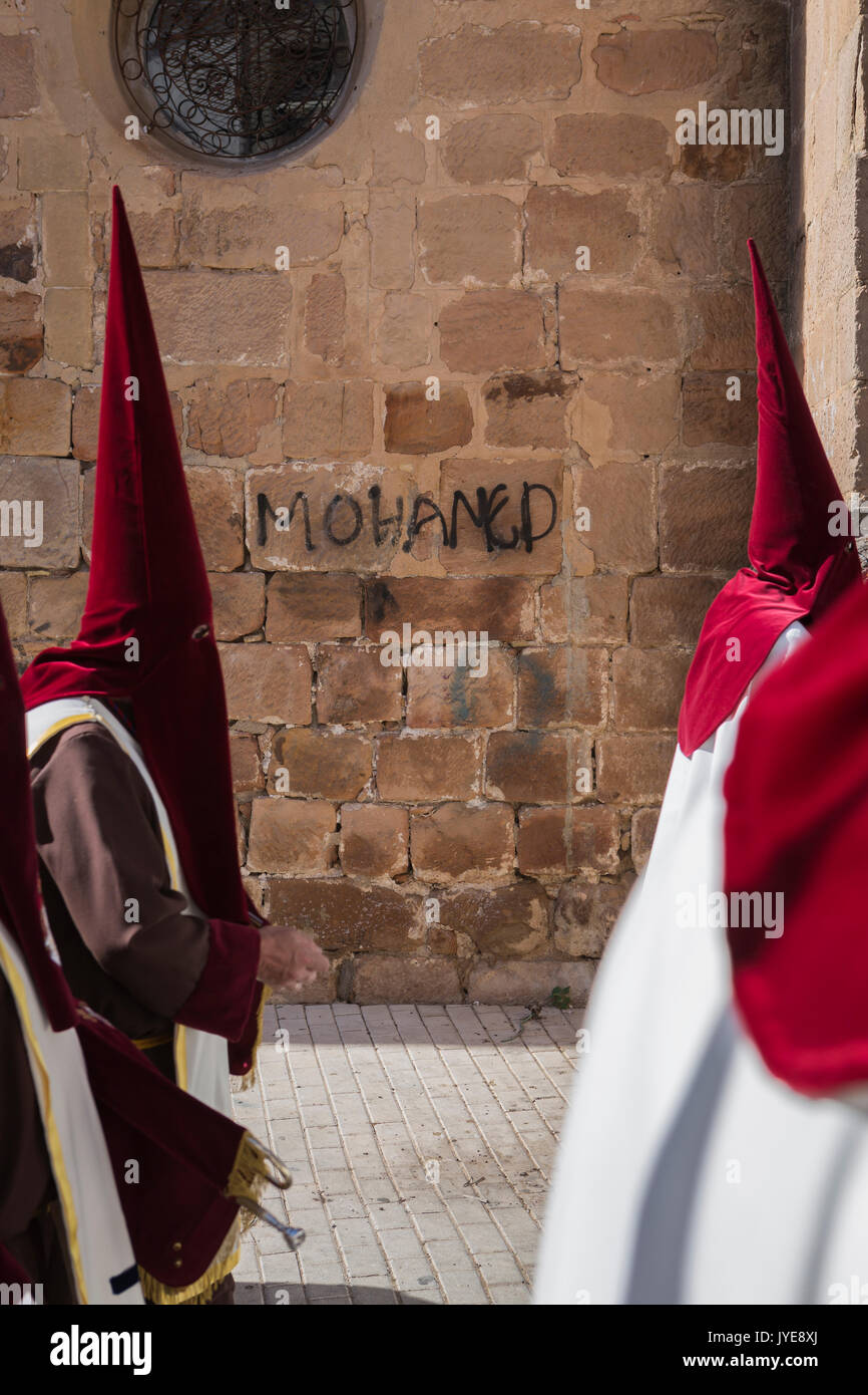 Detalle penitente que la celebración de una vela roja durante la Semana Santa, el graffiti en el muro nombre Mohamed, tome en Linares, provincia de Jaén, España Foto de stock