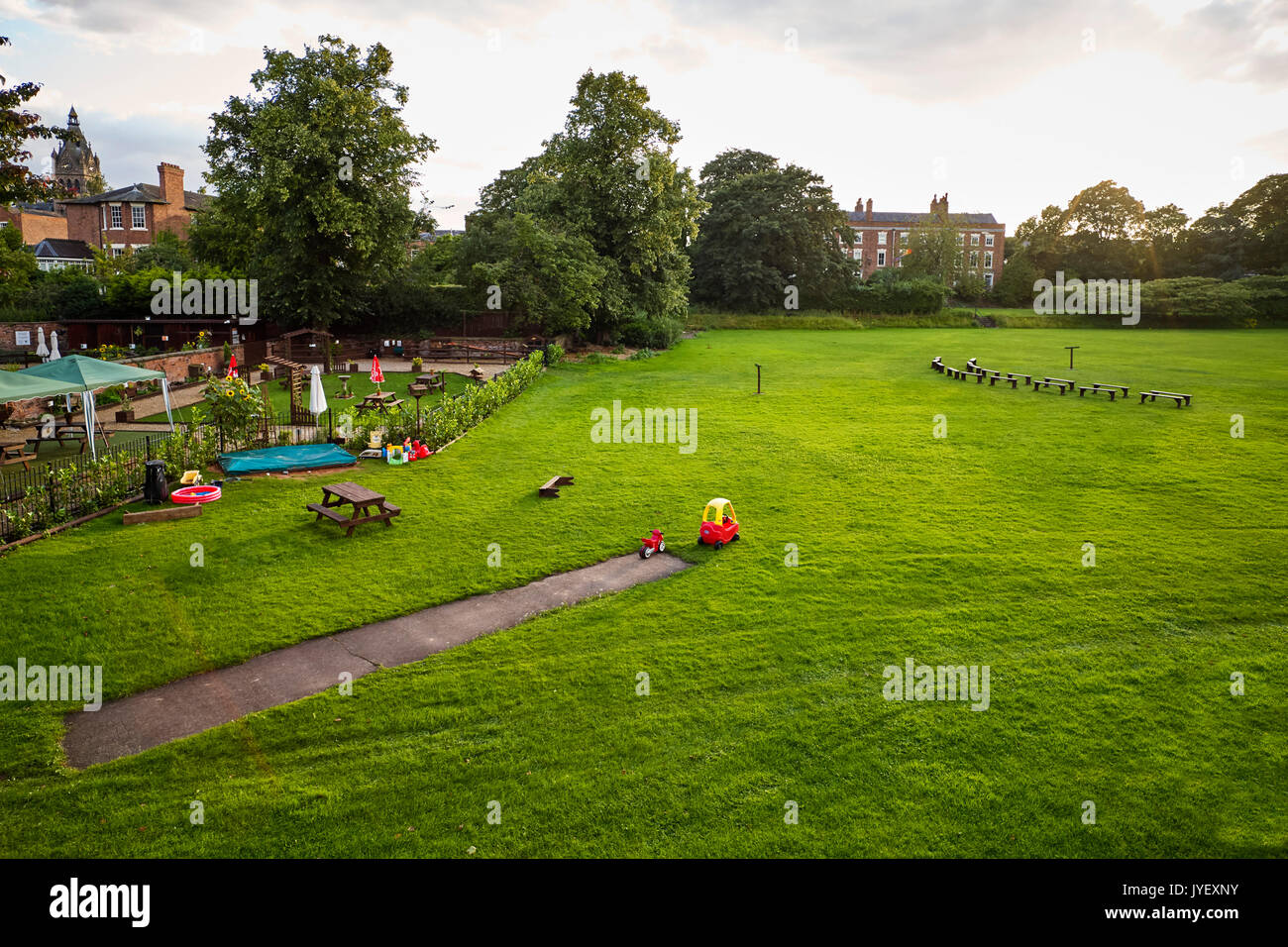 Juguetes abandonados en Chester en la Catedral Verde Foto de stock