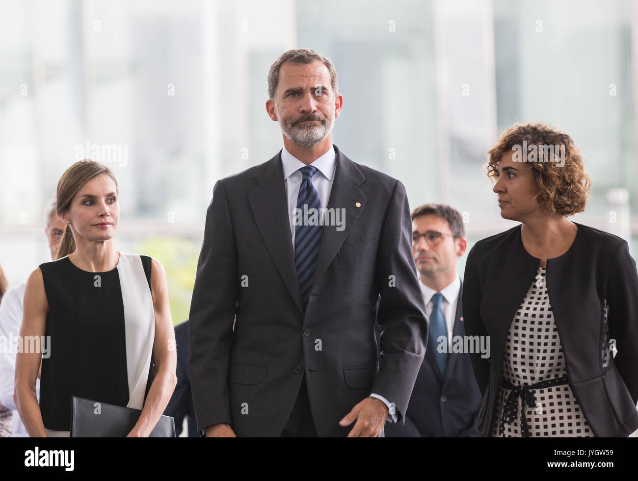 Barcelona, España. 19 Aug, 2017. El Rey de España Felipe VI (Frente C) y Doña Letizia (delantero L) llegan al Hospital del Mar para visitar a las víctimas de los ataques terroristas en la ciudad de Barcelona, España, del 19 de agosto, 2017. Un total de 14 accidentes mortales ocurrieron en dos ataques terroristas en las ciudades españolas de Barcelona y Cambrils que también afectó a cerca de 126 personas. Crédito: Xu Jinquan/Xinhua/Alamy Live News Foto de stock