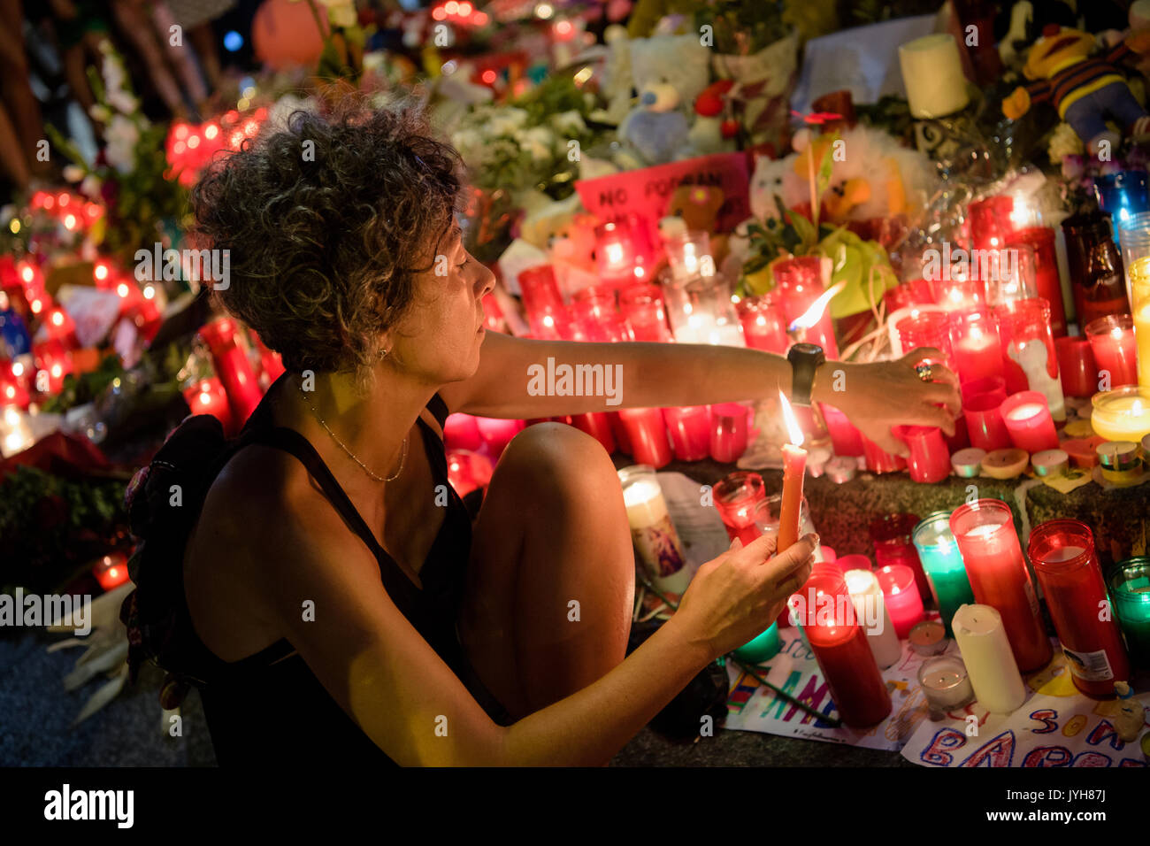 Barcelona, España. 19 Aug, 2017. Flores en Las Ramblas de Barcelona, España, 19 de agosto de 2017. Varias personas murieron y otros resultaron heridos en un ataque terrorista en la popular calle de Las Ramblas en Barcelona el 17 de agosto de 2017. Foto: Matthias Baulk/dpa/Alamy Live News Foto de stock