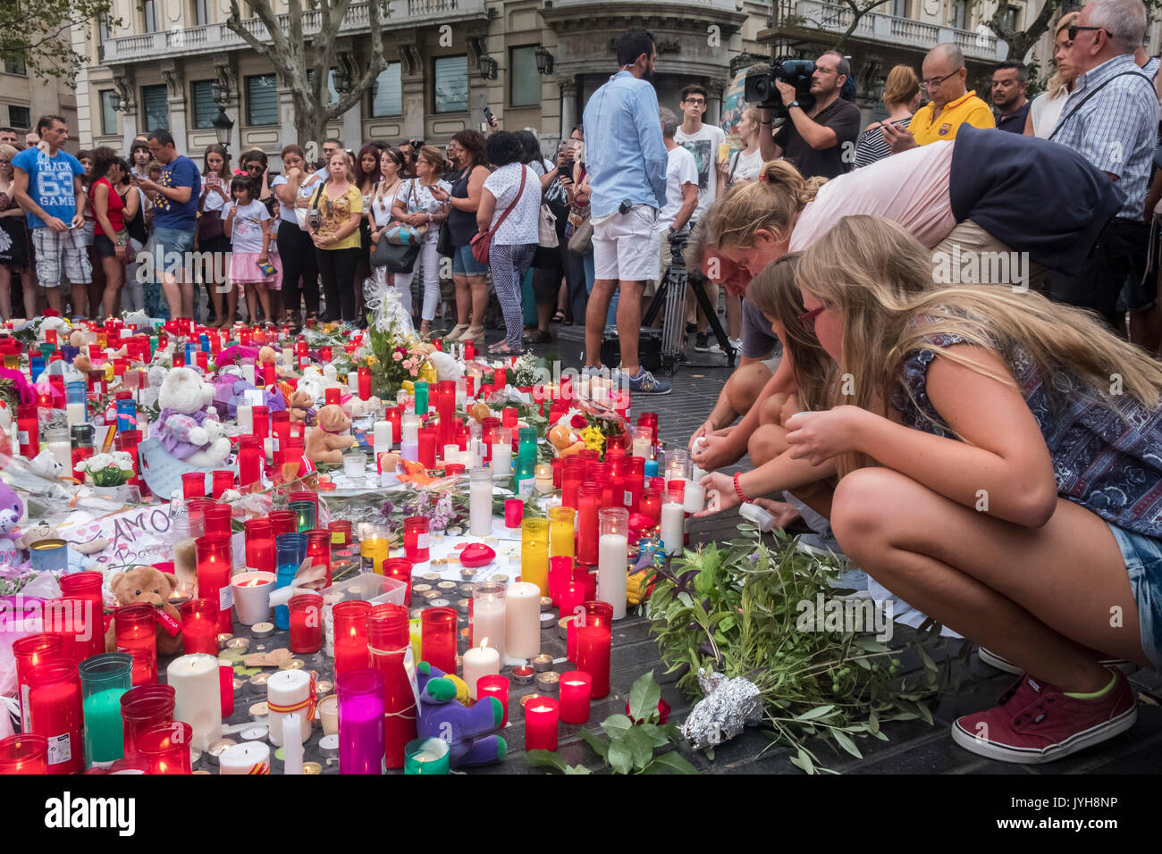 Barcelona, España. 19 Aug, 2017. El 19 de agosto de 2017 la ciudad de Barcelona sufrió el ataque terrorista de ISIS, con un total de 13 muertos y centenares de heridos. La ciudad fue un ejemplo de generosidad con las víctimas y de fraternidad con el pueblo musulmán. Barcelona grita a todo el mundo: no tenemos miedo! Crédito: Miguel Galmés/Alamy Live News Foto de stock