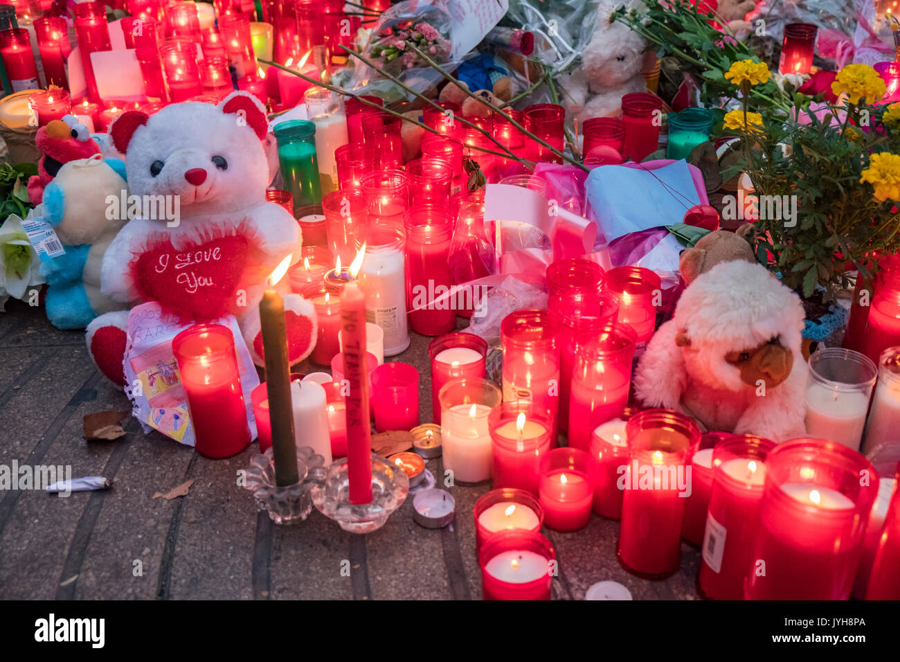 Barcelona, España. 19 Aug, 2017. El 19 de agosto de 2017 la ciudad de Barcelona sufrió el ataque terrorista de ISIS, con un total de 13 muertos y centenares de heridos. La ciudad fue un ejemplo de generosidad con las víctimas y de fraternidad con el pueblo musulmán. Barcelona grita a todo el mundo: no tenemos miedo! Crédito: Miguel Galmés/Alamy Live News Foto de stock