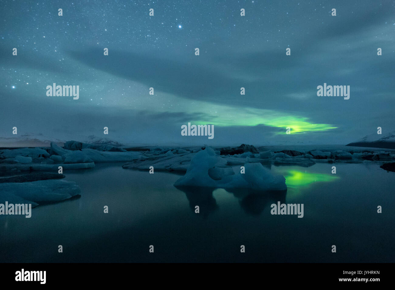Northern Lights en el cielo a la Laguna glaciar Jokulsarlon, Islandia, Europa oriental Foto de stock