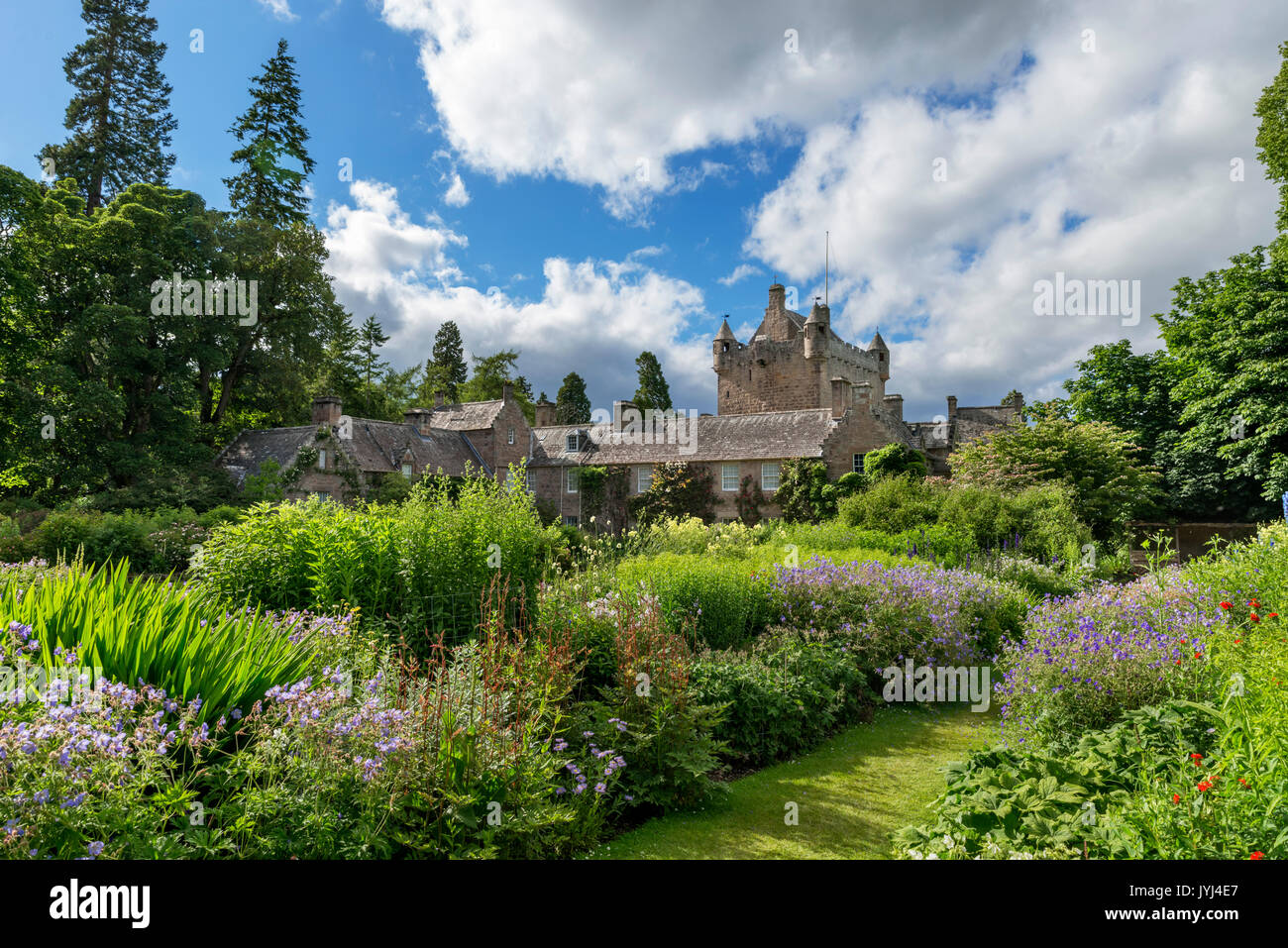 Cawdor Castle, desde el jardín de flores, Cawdor, Nairn, Highland, Scotland, Reino Unido Foto de stock