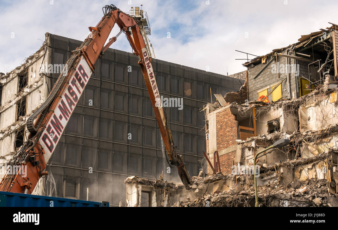 Excavadora de demolición trabajando derribando St James Centre, Leith Street, Edimburgo, Escocia, Reino Unido, causando grandes obras viales, los cierres de carreteras y agitación Foto de stock