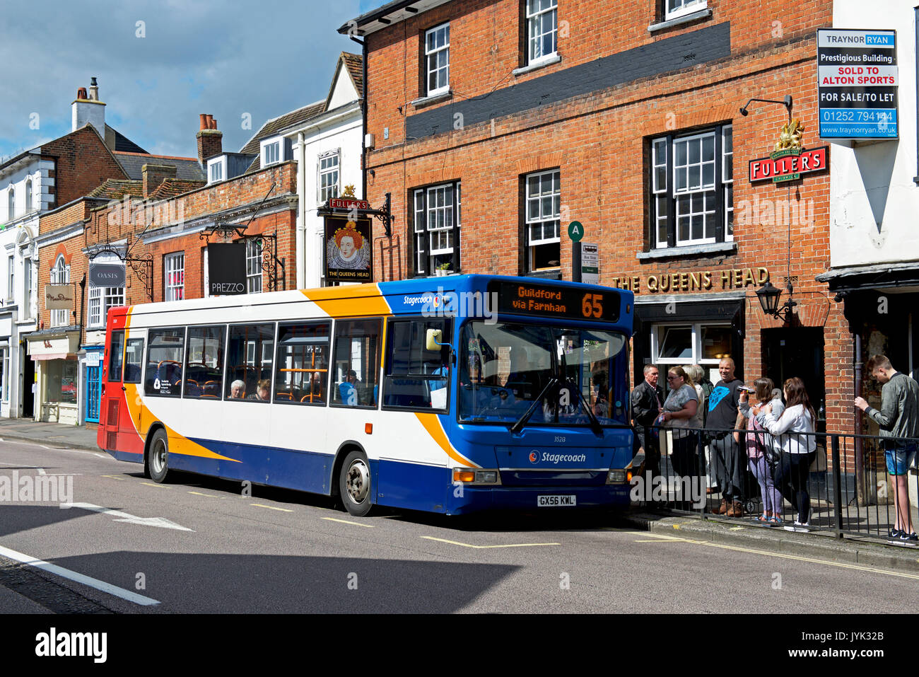 Autobús en la calle West, Farnham, Surrey, Inglaterra Foto de stock