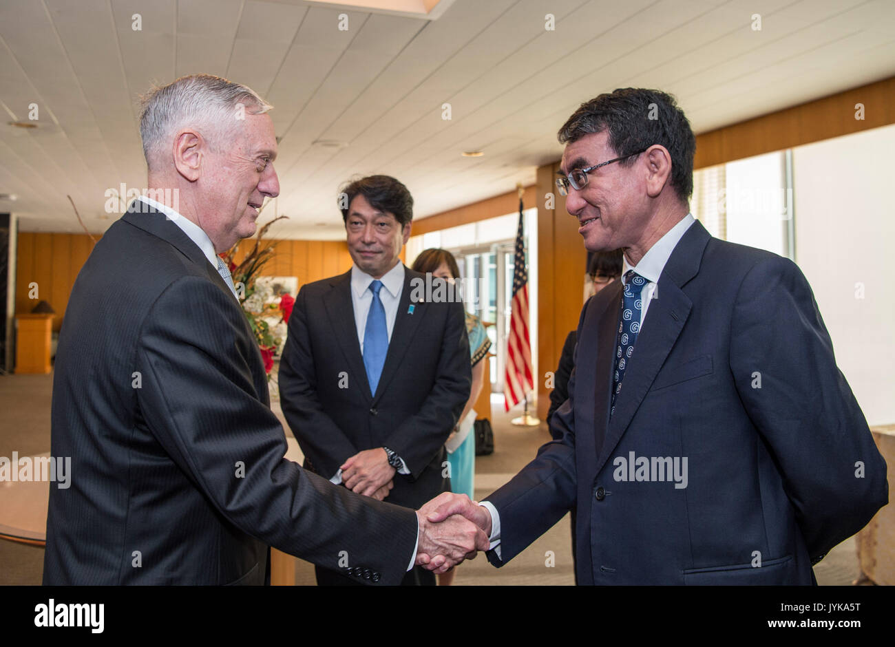 El secretario de Defensa, Jim Mattis saluda a Taro Kono, Ministro de Asuntos Exteriores de Japón, Agosto 16, 2017, en el Departamento de Estado en Washington, D.C., por delante de EE.UU.-Japón reunión del Comité Consultivo de Seguridad. (DOD photo by Air Force Tech. El Sgt. Brigitte N. Brantley) Foto de stock