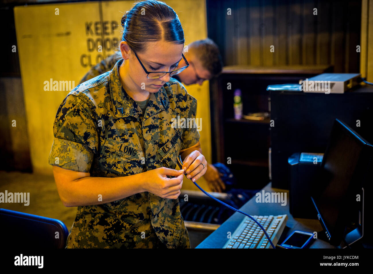 Lance Cpl. Barbara Ann C. Largo de aviación, un especialista en sistemas de  gestión de información logística, configura los equipos en la Base Aérea de  Misawa, Japón, 10 de agosto de 2017,