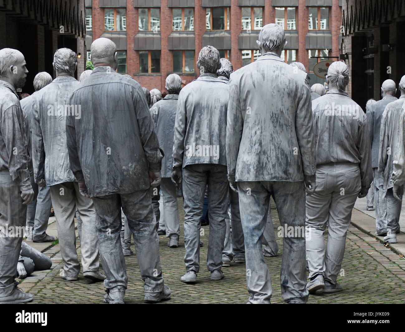 Hamburgo 1000 figuras en movimiento fantasmal zombie protesta creativa al G20 para una mayor solidaridad y participación política en el mundo Foto de stock