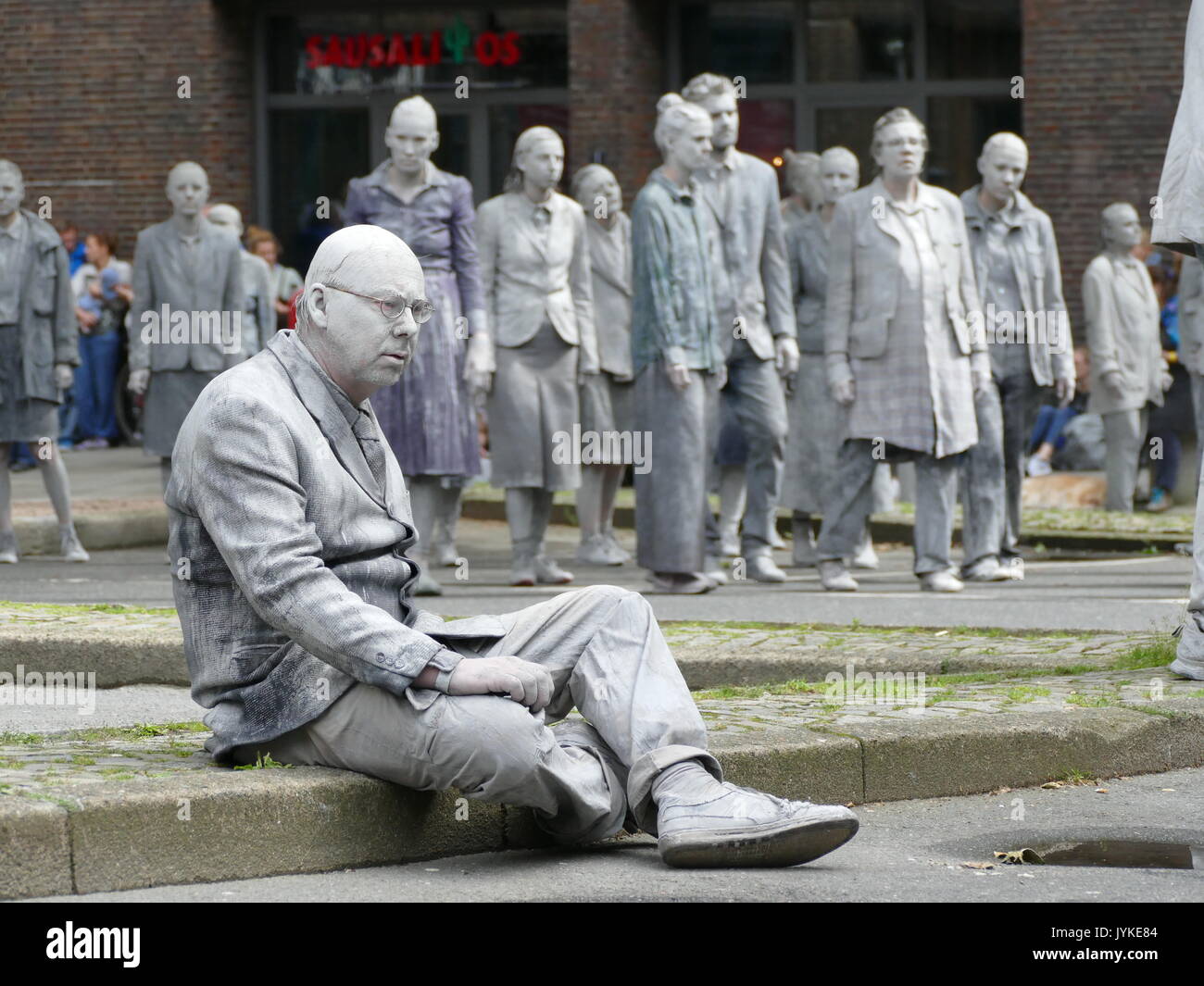 Hamburgo 1000 figuras en movimiento fantasmal zombie protesta creativa al G20 para una mayor solidaridad y participación política en el mundo Foto de stock