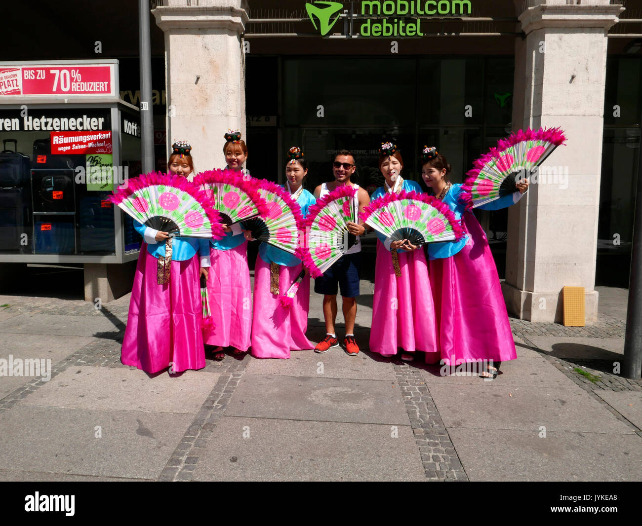 Alemania Munich señoritas promoviendo el turismo coreano en Karlsplatz Foto de stock