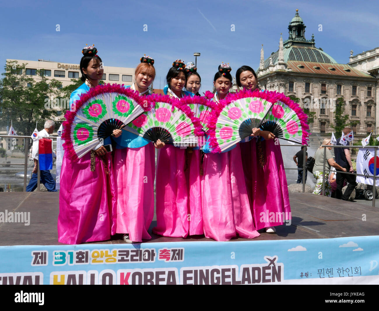 Alemania Munich señoritas promoviendo el turismo coreano en Karlsplatz Foto de stock