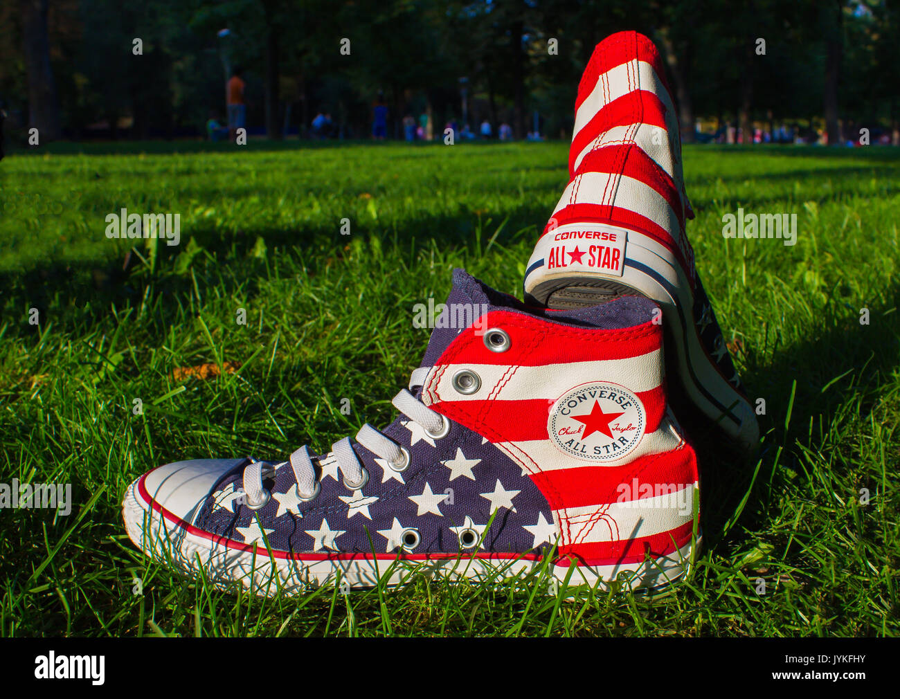Dnepropetrovsk, Ucrania - Agosto 21, 2016: Converse All Star zapatillas  sobre el pasto verde Fotografía de stock - Alamy