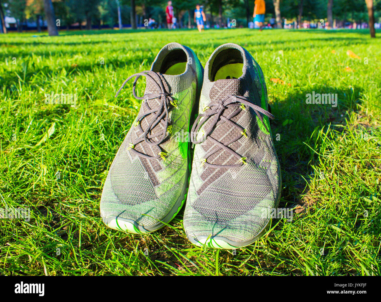 Estereotipo comportarse Por cierto Dnepropetrovsk, Ucrania - Agosto 21, 2016: Nuevo estilo de zapatillas Nike  en la pasto verde - editorial ilustrativos Fotografía de stock - Alamy